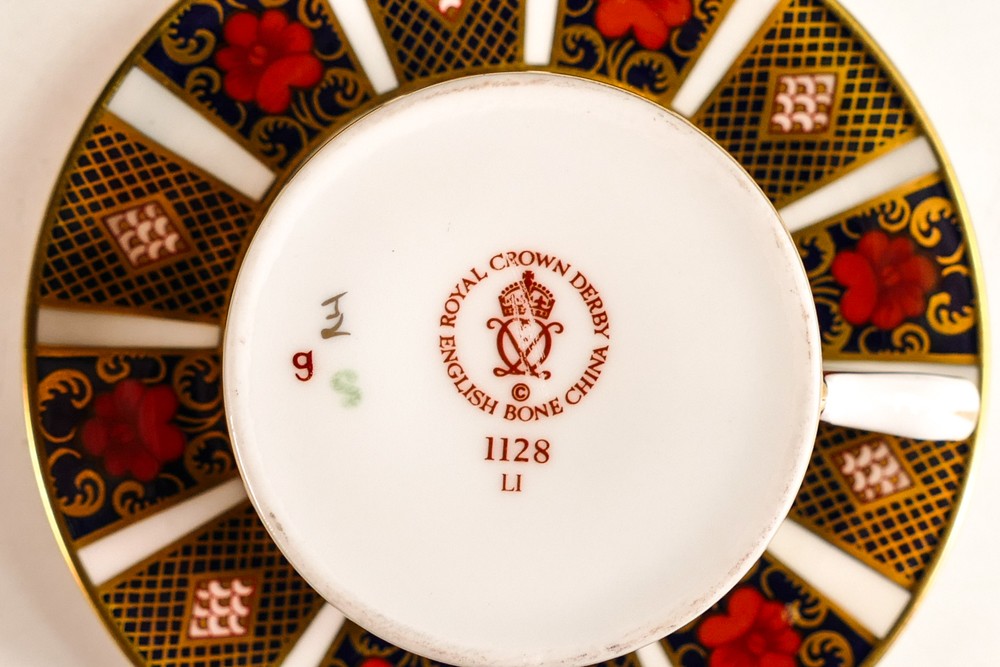 Royal Crown Derby Imari 1128 design coffee set, comprising coffee pot, sugar bowl, cream jug and 6 - Image 3 of 3