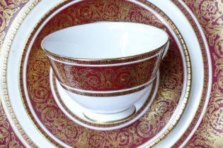 Royal Doulton Buckingham pattern dinner & tea ware to include 2 x tureens, oval platter, sauce