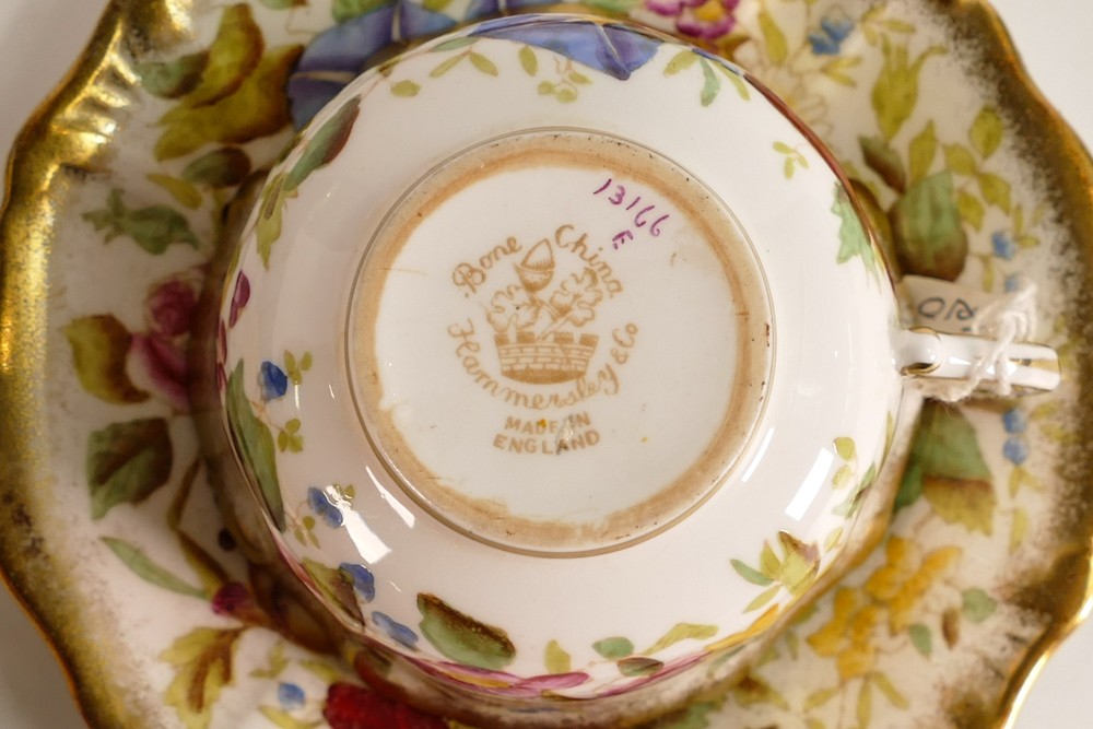 A collection of floral gilt decorated Hammersley China to include seven tea cups and saucers, one - Image 4 of 5