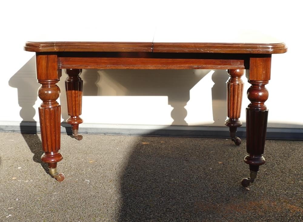 Early Victorian extending dining table on turned legs with brass fitted ceramic castors. Height: - Image 6 of 6