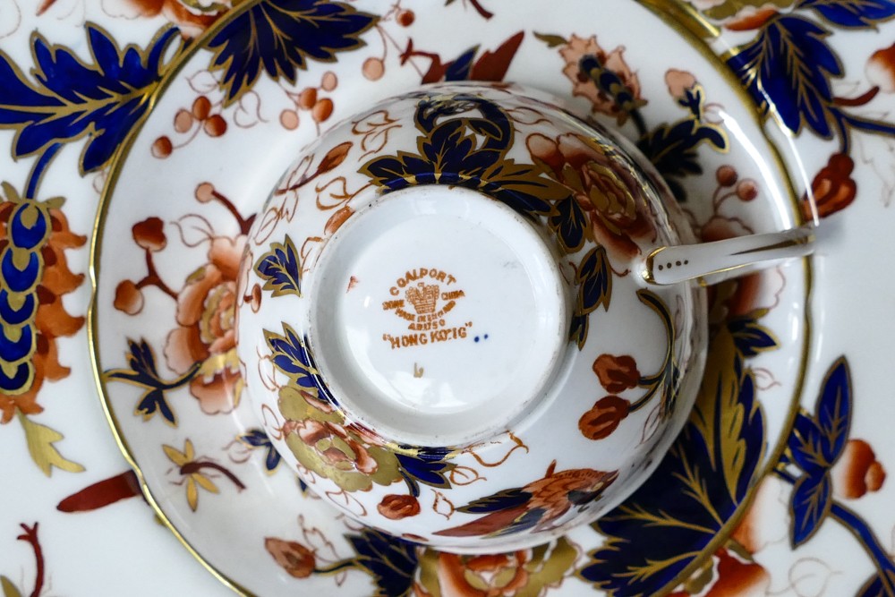 Coalport Hong Kong to include 6 coffee cans and saucers, cup & saucer, 4 rimmed bowls, 1 dinner - Image 3 of 3