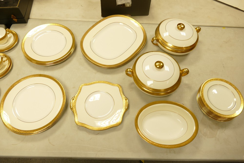 Extensive Minton Buckingham pattern dinner service including two lidded tureens, 8 x 19.5cm - Image 5 of 6