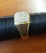 9ct gold ring set with small clear stones, size M/N, weight 4.8g.