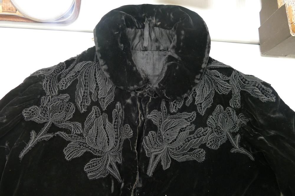 Early 20th Century Ladies Embroidered Velvet Jacket , approx size 8/10 - Image 2 of 5