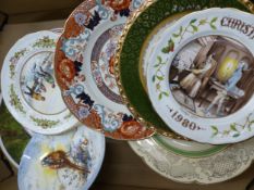 A mixed collection of decorative wall plates to include Aynsley Christmas Plates, Crown