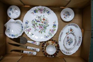 A mixed collection of items to include Aynsley Pembroke Cake Knife & Plate, Wedgwood Kutani Crane