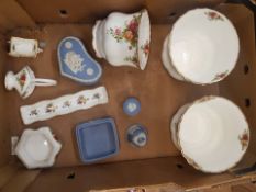 A mixed collection of ceramic items to include Royal Albert Old Country Roses planters, Wedgwood