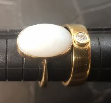 Two 18ct gold rings, both UK size O, total weight 11.2g.