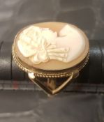 9ct gold cameo ring, size UK W, overall weight 10.0g.