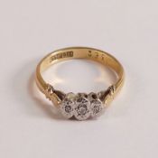18ct gold three stone diamond ring, size M, 2g.