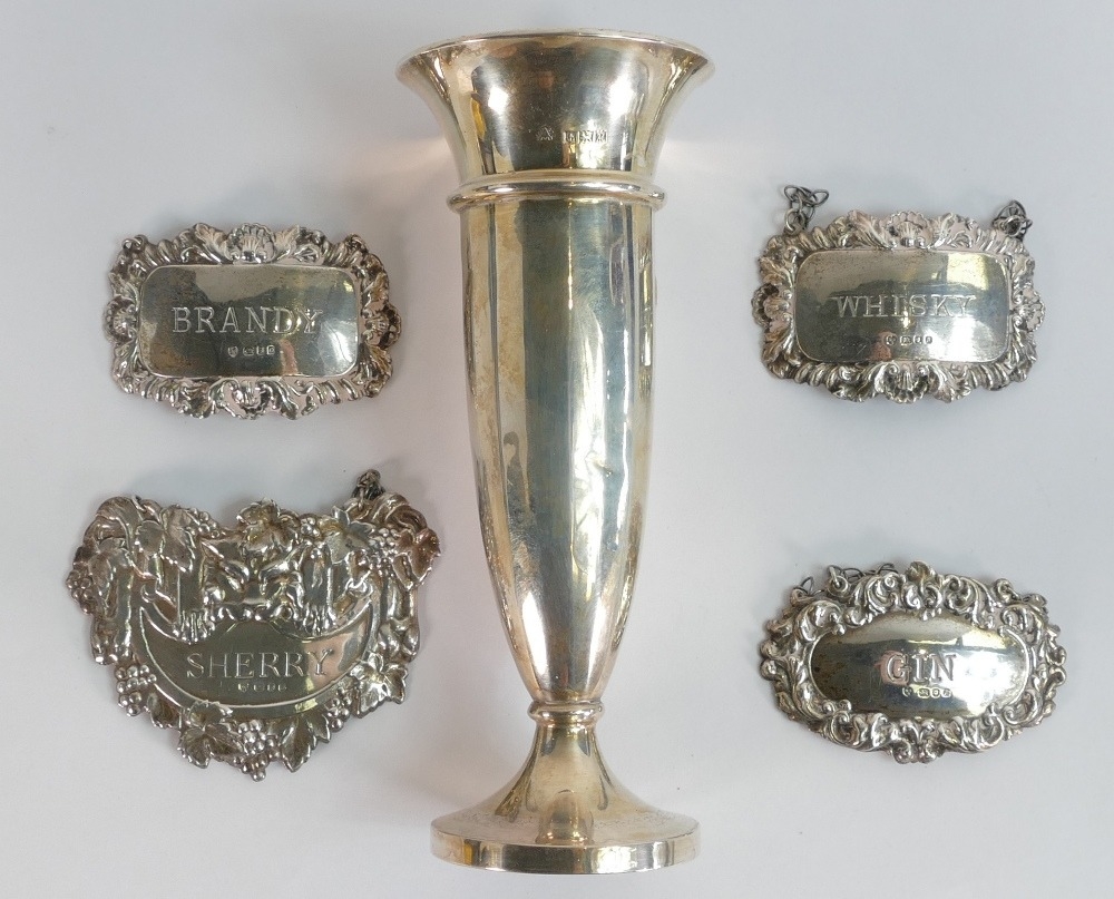 4 x hallmarked silver wine / spirit labels, together with loaded silver vase, gross weight 139g (5)