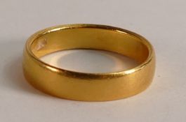 22ct gold wedding ring, size K, 4.2g.
