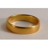 22ct gold wedding ring, size K, 4.2g.