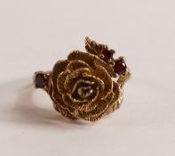 9ct gold ladies Rose ring set with red stones, size M/N, 5.5g.