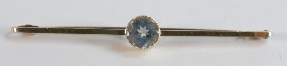 15ct gold bar brooch set with aquamarine stone, 3.6g.