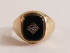 9ct gold gentleman's signet ring set with onyx stone, size Q, 3.5g.