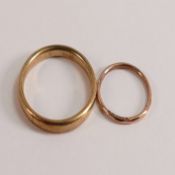 Yellow metal wedding ring, hallmarks worn with 9ct gold earring, 2g.