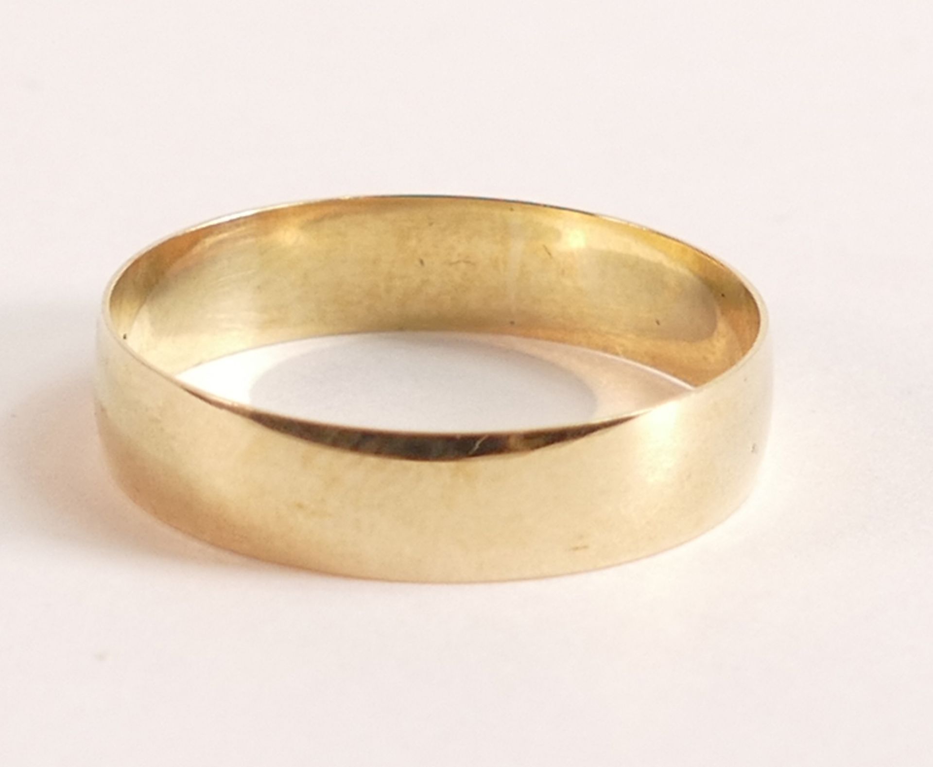 WARREN JAMES 9ct Yellow Gold Band Ring - This beautiful Yellow Gold Band reflects the very best of - Image 2 of 3