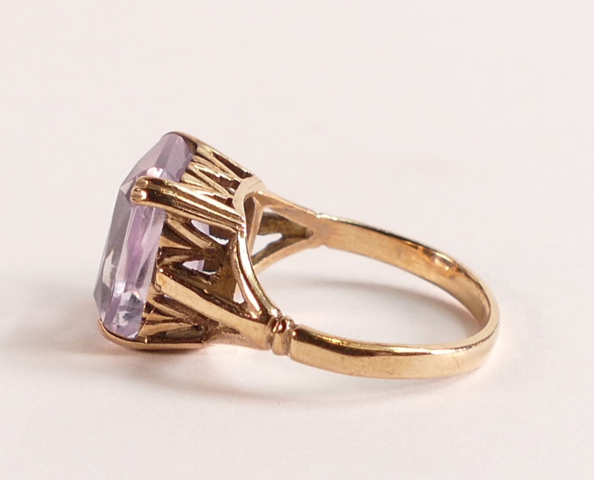 9ct Gold Lavender Quartz Ring - The ring mount is solid 9ct yellow gold, hallmarked 375 and - Image 2 of 3