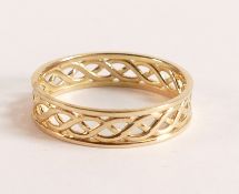 9ct Gold Celtic Band Ring - xxx grams. 9ct Yellow Gold, Celtic Design - Highly Polished - Size T,