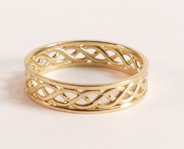 9ct Gold Celtic Band Ring - xxx grams. 9ct Yellow Gold, Celtic Design - Highly Polished - Size T,