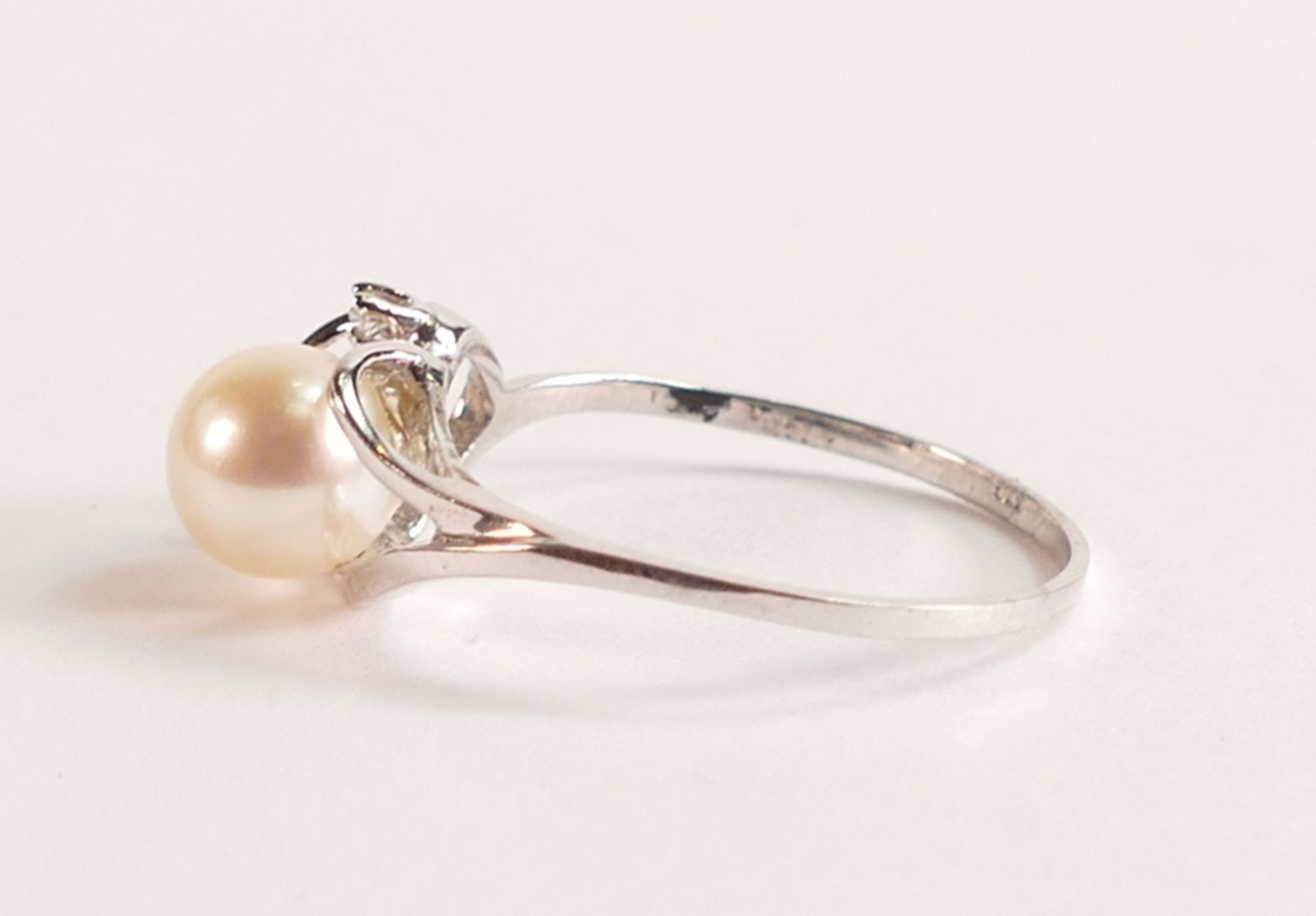 Pearl & Diamond Ring in 9ct White Gold - 1.6g. A skilfully sculpted band supports a freshwater pearl - Image 2 of 3