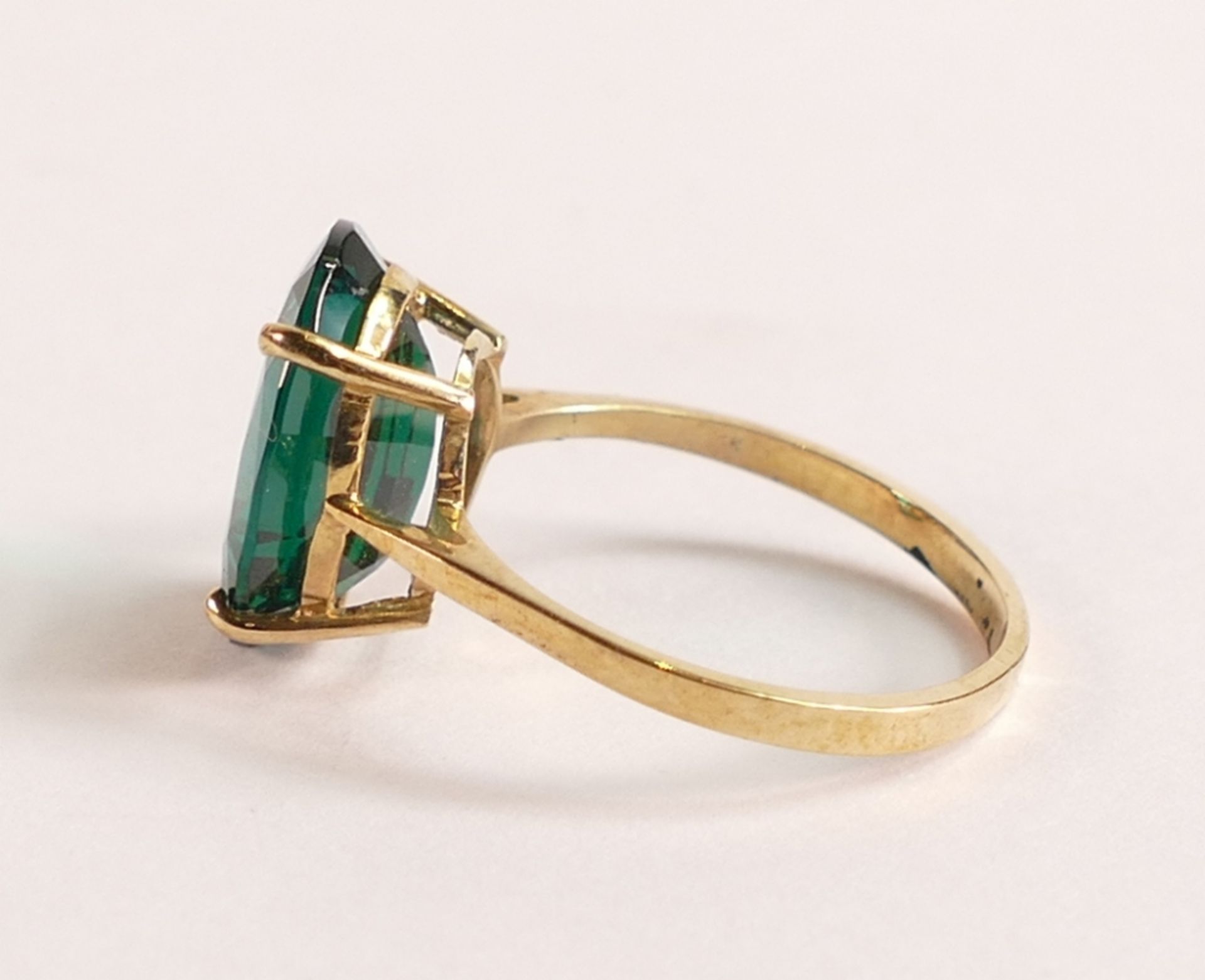 26 Lab Grown Emerald Valiant Ring 4.5 ct in 375 9ct Gold - This exceptional ring needs little - Image 2 of 3