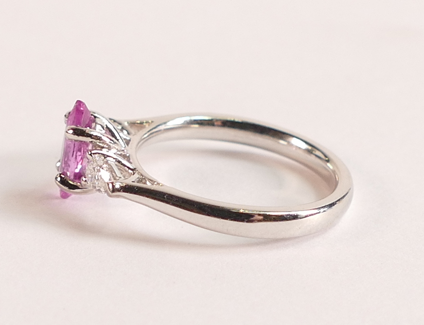 GIA certified Pink Sapphire 1.47ct and Diamond Ring in 950 Platinum - The beautiful marquee cut - Bild 2 aus 3