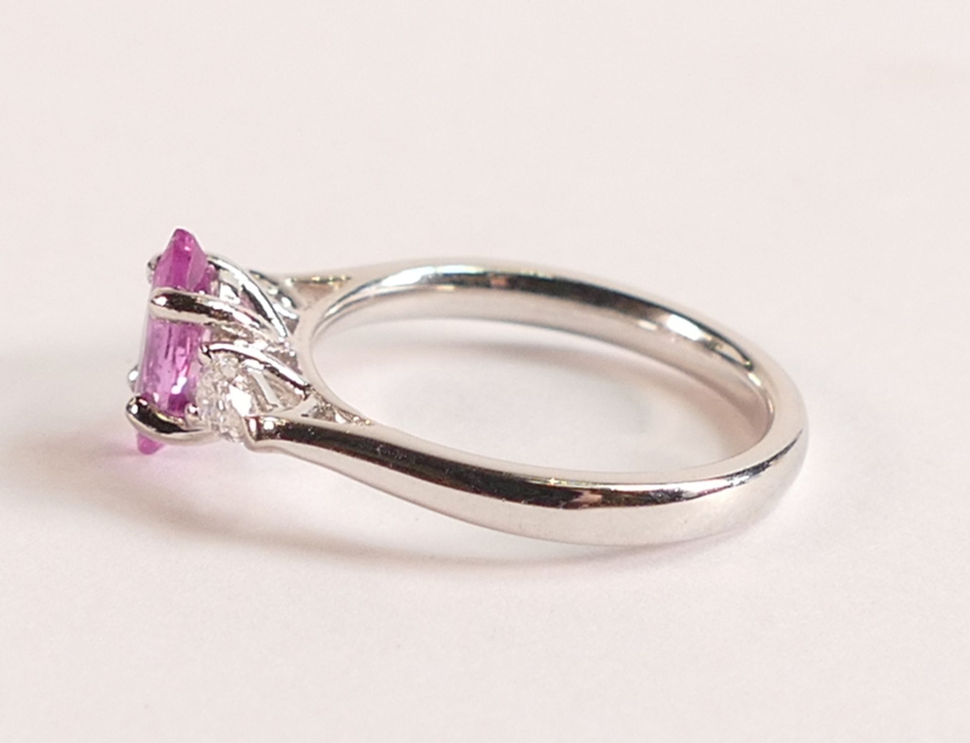GIA certified Pink Sapphire 1.47ct and Diamond Ring in 950 Platinum - The beautiful marquee cut - Image 2 of 3