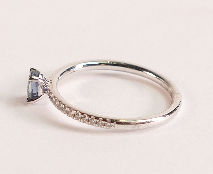 18ct White Gold Ring With Sapphire and Diamond - This elegant ring features a stunning deep blue - Image 2 of 3