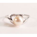 Pearl & Diamond Ring in 9ct White Gold - 1.6g. A skilfully sculpted band supports a freshwater pearl