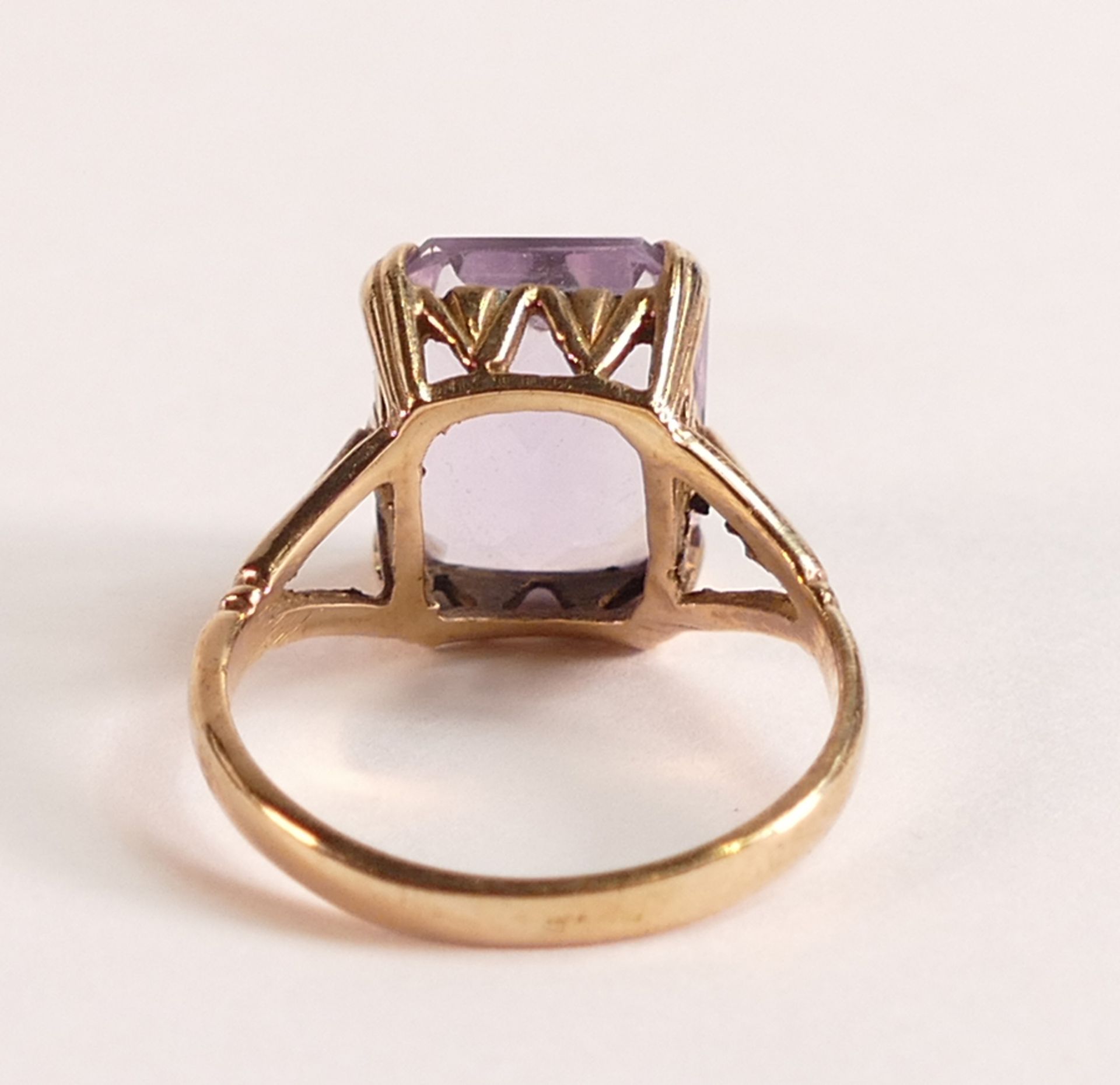 9ct Gold Lavender Quartz Ring - The ring mount is solid 9ct yellow gold, hallmarked 375 and - Image 3 of 3