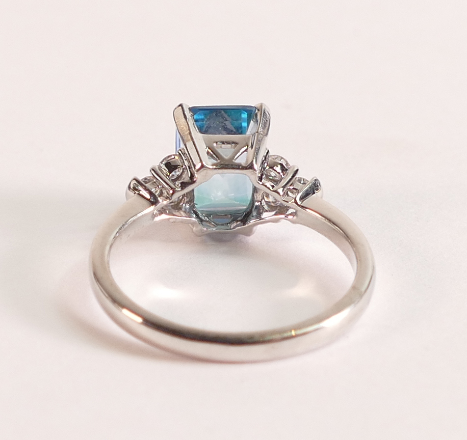 9ct White Gold Ring with Blue Green Topaz and Diamonds This stunning blue green Topaz is emerald - Image 3 of 3