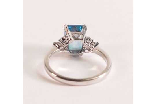 9ct White Gold Ring with Blue Green Topaz and Diamonds This stunning blue green Topaz is emerald - Image 3 of 3