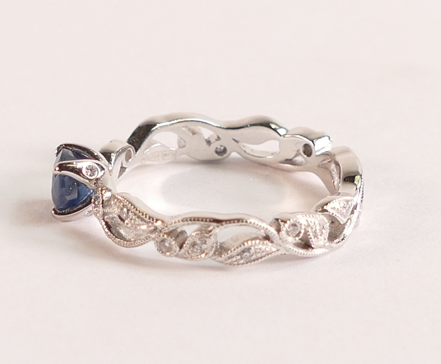 Sapphire ring with Diamond Vine Band - The brilliant cut Sapphire measures 5mm, approx carat - Image 2 of 3