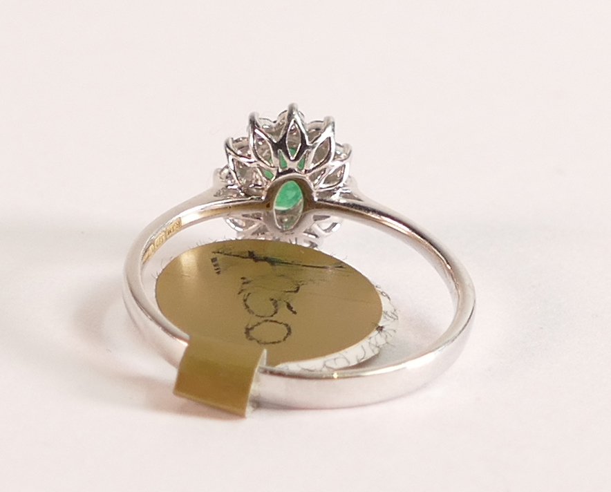 9ct White Gold Ring with Emerald and Diamond Halo The head of the ring measures in total 10.24mm x - Image 3 of 3