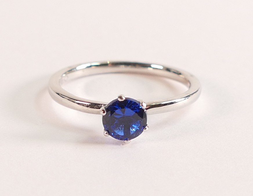 18ct White Gold with Blue Tanzanite ring - The 18ct White Gold band is stamped 750. The vivid blue