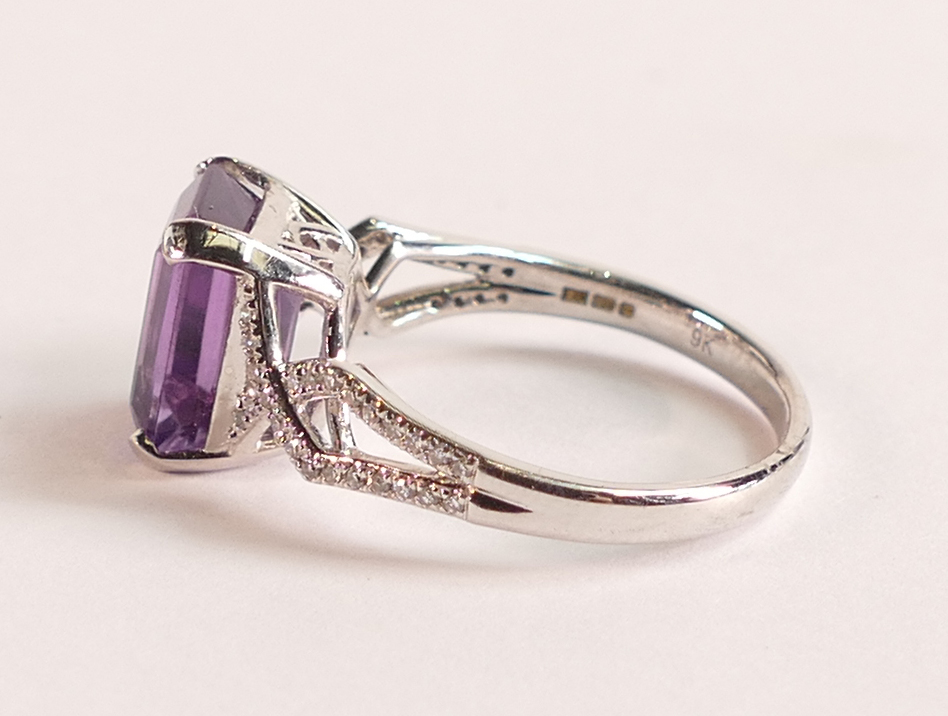 9ct White Gold Ring With Amethyst And Diamonds Emerald cut Amethyst ring - 4 claw set diamond set - Image 2 of 3