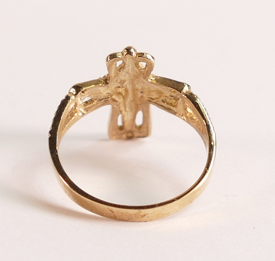 10ct Gold Crucifix Ring - Yellow 10ct Gold - Stamped 10K. Weight: 2.5 grams. Size M/N. - Image 3 of 3