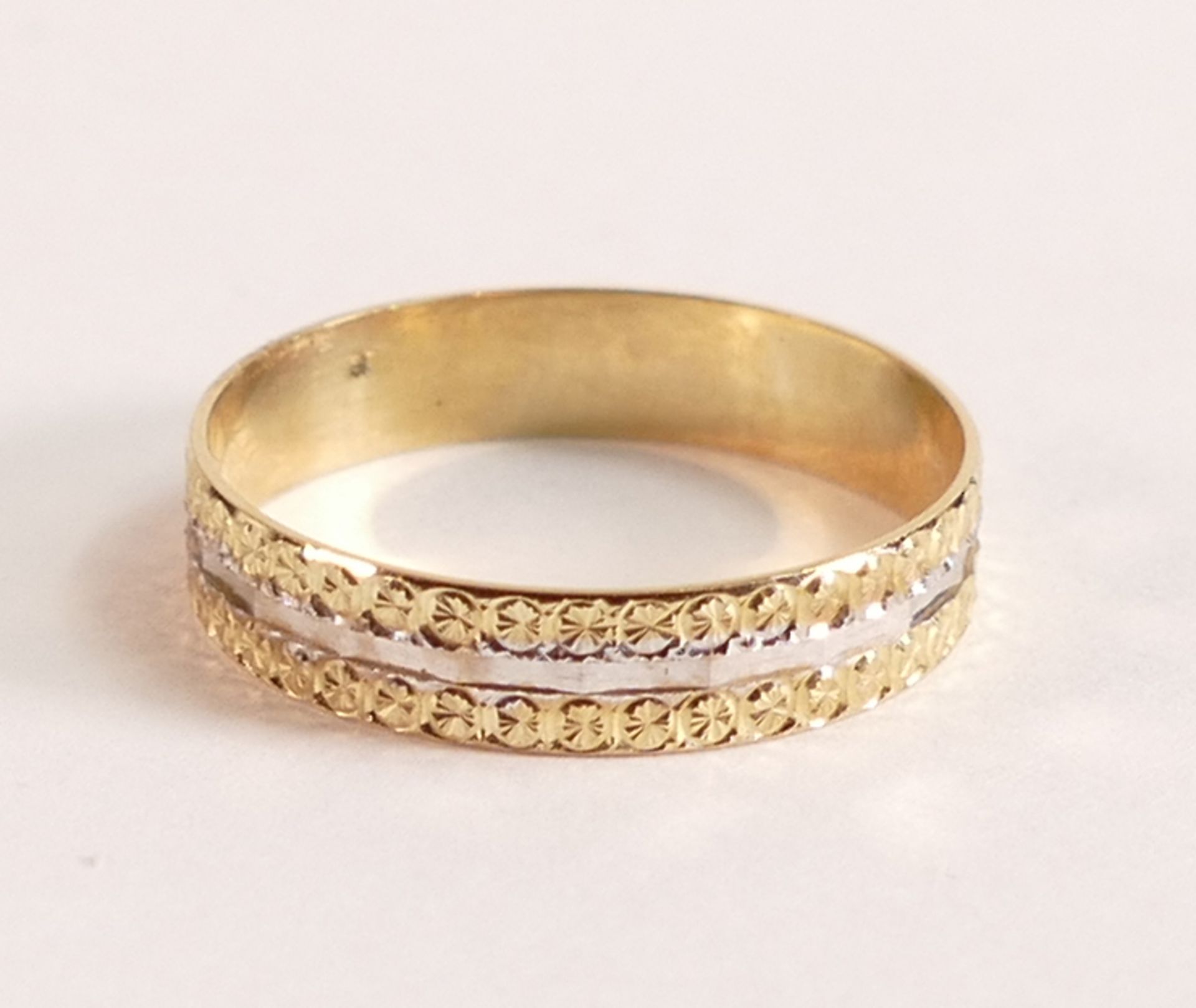 9ct Gold Wedding Band - Sparkle design, 9ct Yellow Gold band. Diamond Cut Sparkle Design, Width 4mm, - Image 2 of 3