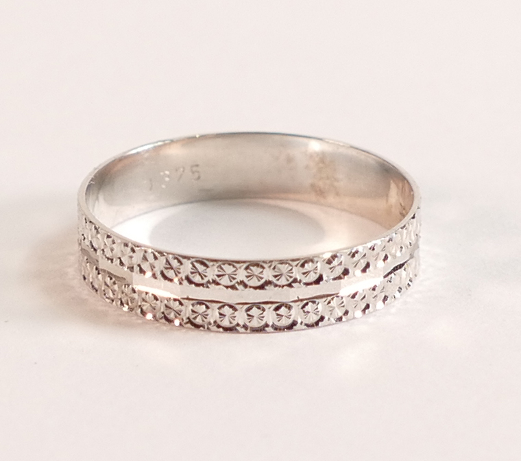 9ct White Gold Wedding Band Sparkle design - 9ct White Gold band. 4mm deep, weight 1,2g. Ring size - Image 2 of 3