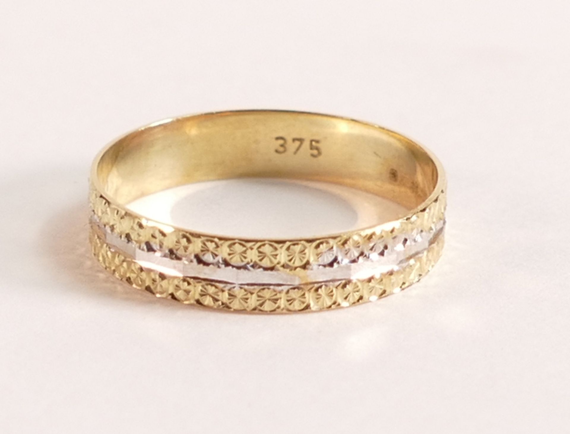 9ct Gold Wedding Band - Sparkle design, 9ct Yellow Gold band. Diamond Cut Sparkle Design, Width 4mm, - Image 3 of 3
