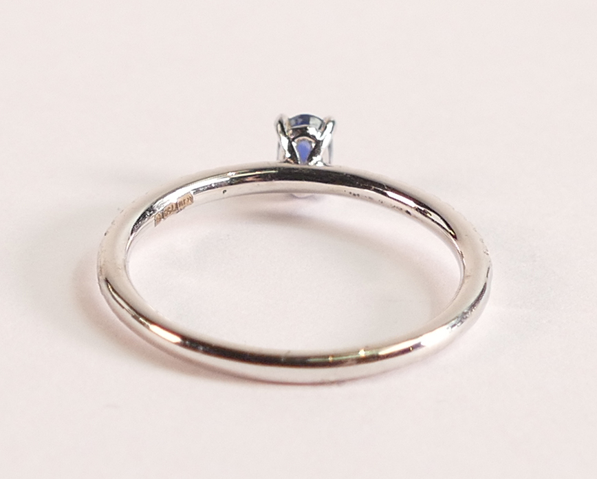 18ct White Gold Ring With Sapphire and Diamond - This elegant ring features a stunning deep blue - Image 3 of 3