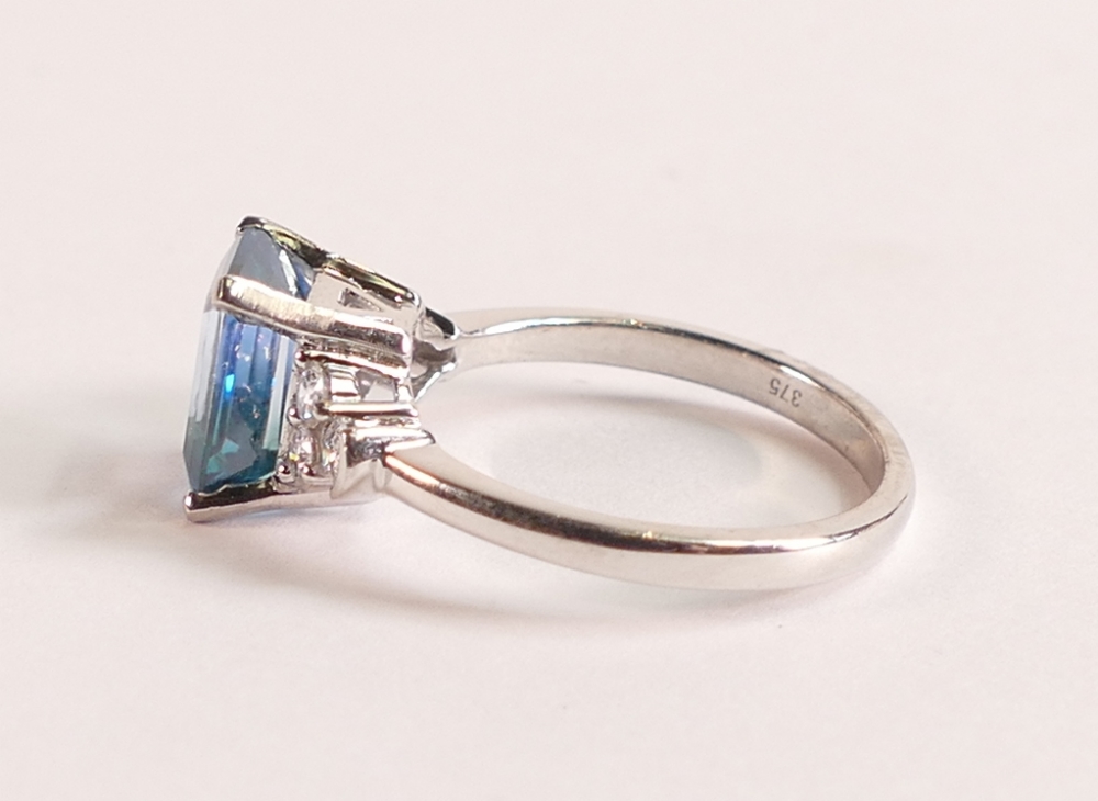 9ct White Gold Ring with Blue Green Topaz and Diamonds This stunning blue green Topaz is emerald - Image 2 of 3