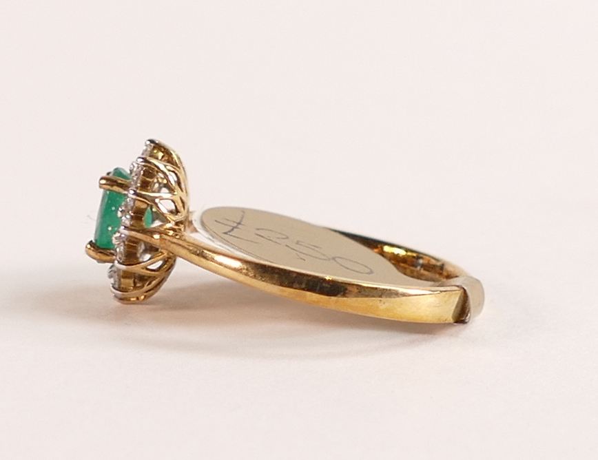 9ct Gold Ring with Emerald and Diamond Halo - The head of the ring measures in total 10.24mm x 8. - Image 2 of 3