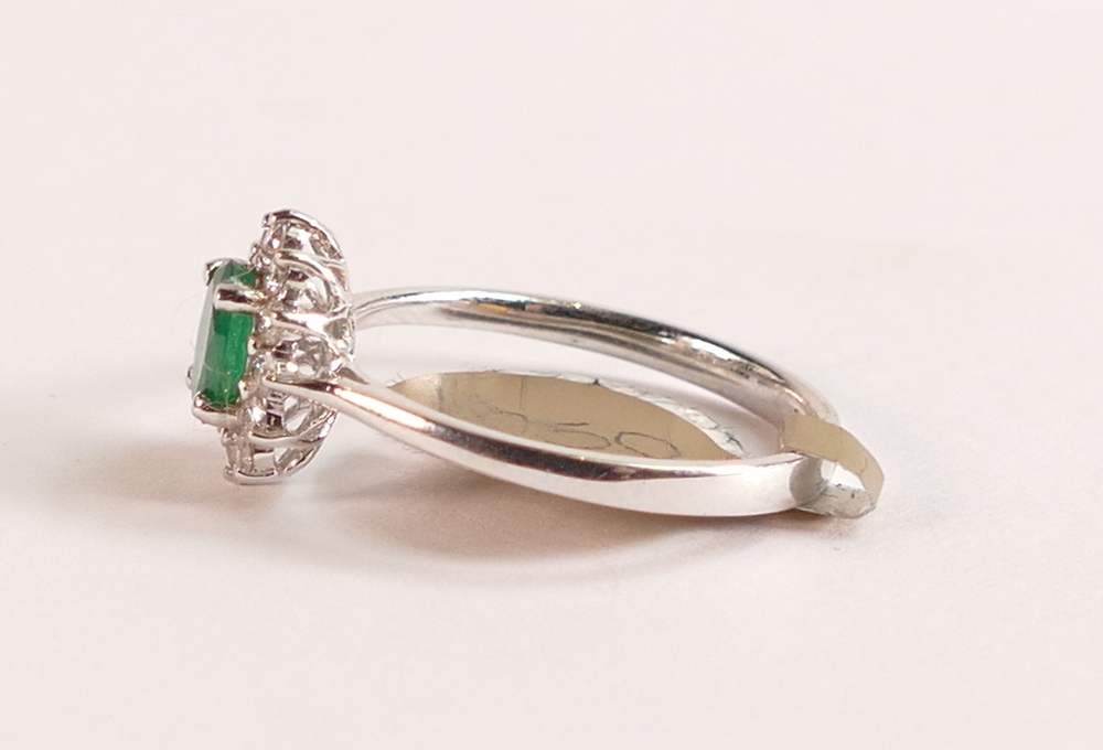 9ct White Gold Ring with Emerald and Diamond Halo The head of the ring measures in total 10.24mm x - Image 2 of 3