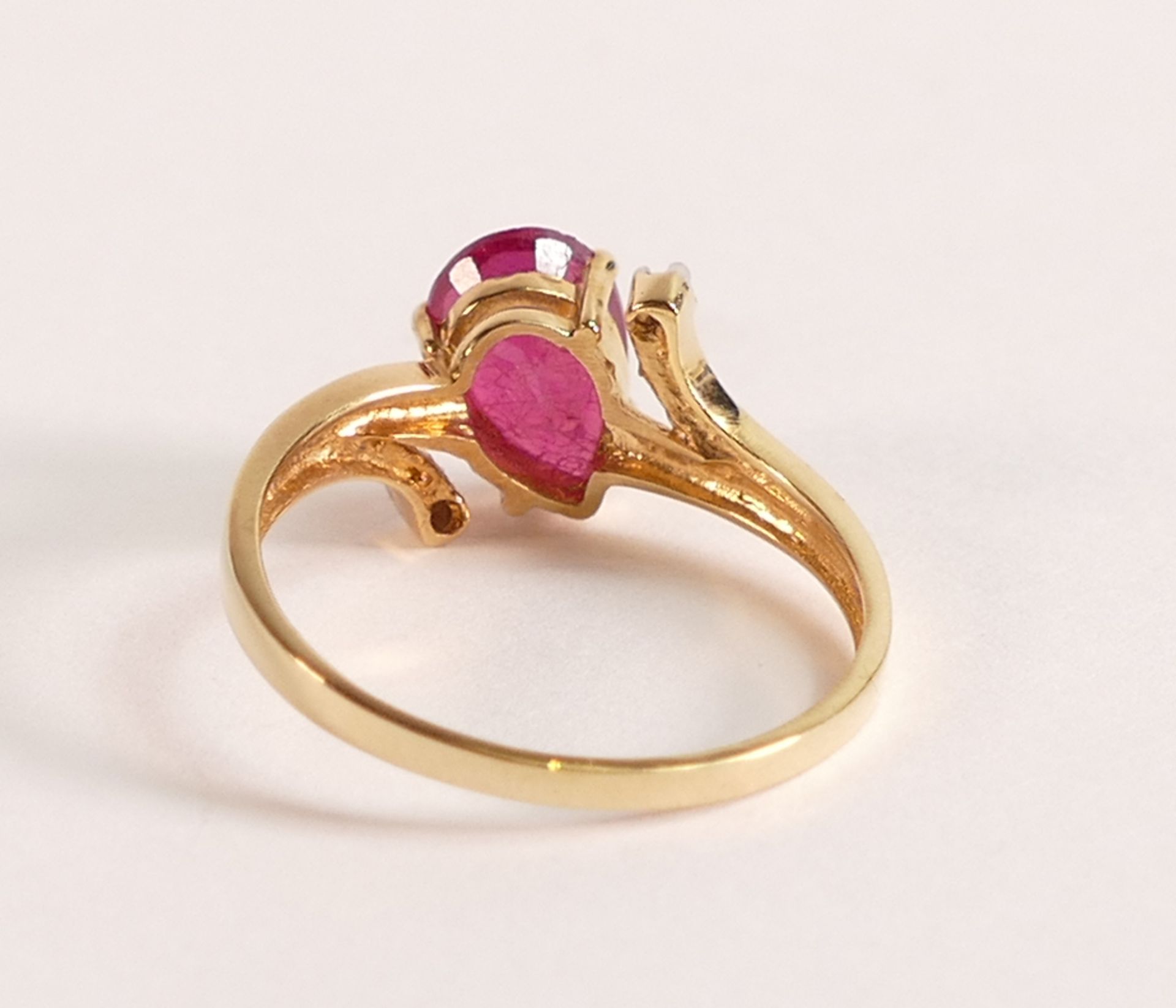 18ct Gold Ring with Ruby and Diamond - Ring size N 1/2, weight 2.5 grams. Pear shaped Ruby measure - Image 3 of 3