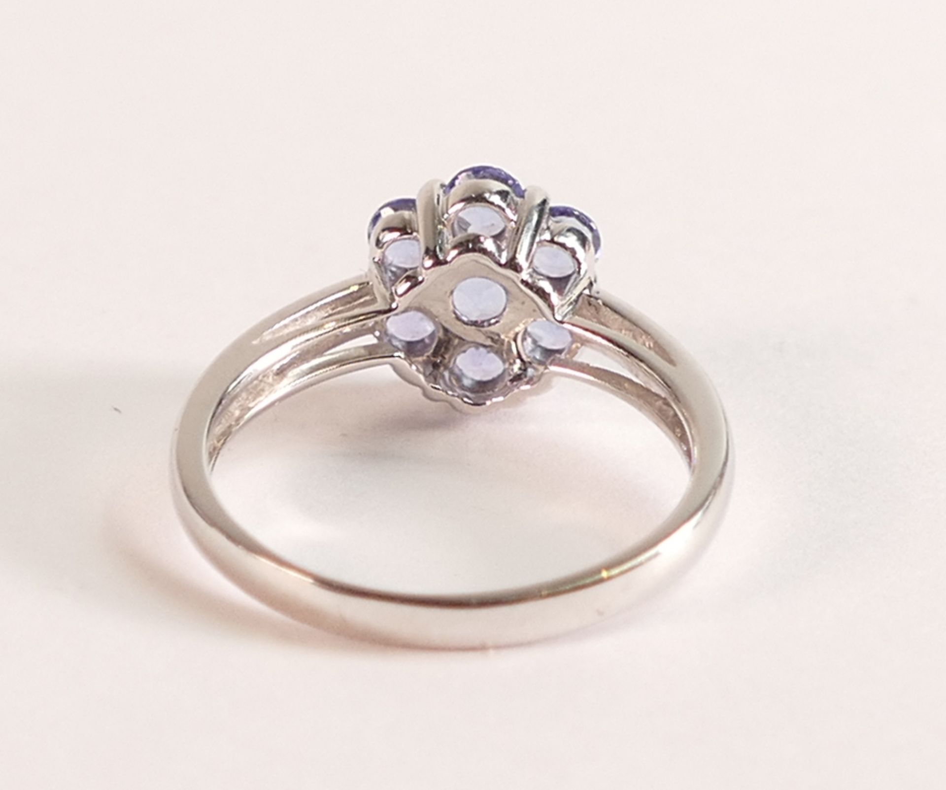 10ct White Gold and Tanzanite Daisy Cluster Ring - There are seven brilliant cut Tanzanite fashioned - Image 3 of 3