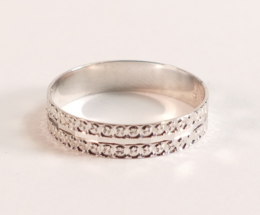 9ct White Gold Wedding Band Sparkle design - 9ct White Gold band. 4mm deep, weight 1,2g. Ring size - Image 3 of 3