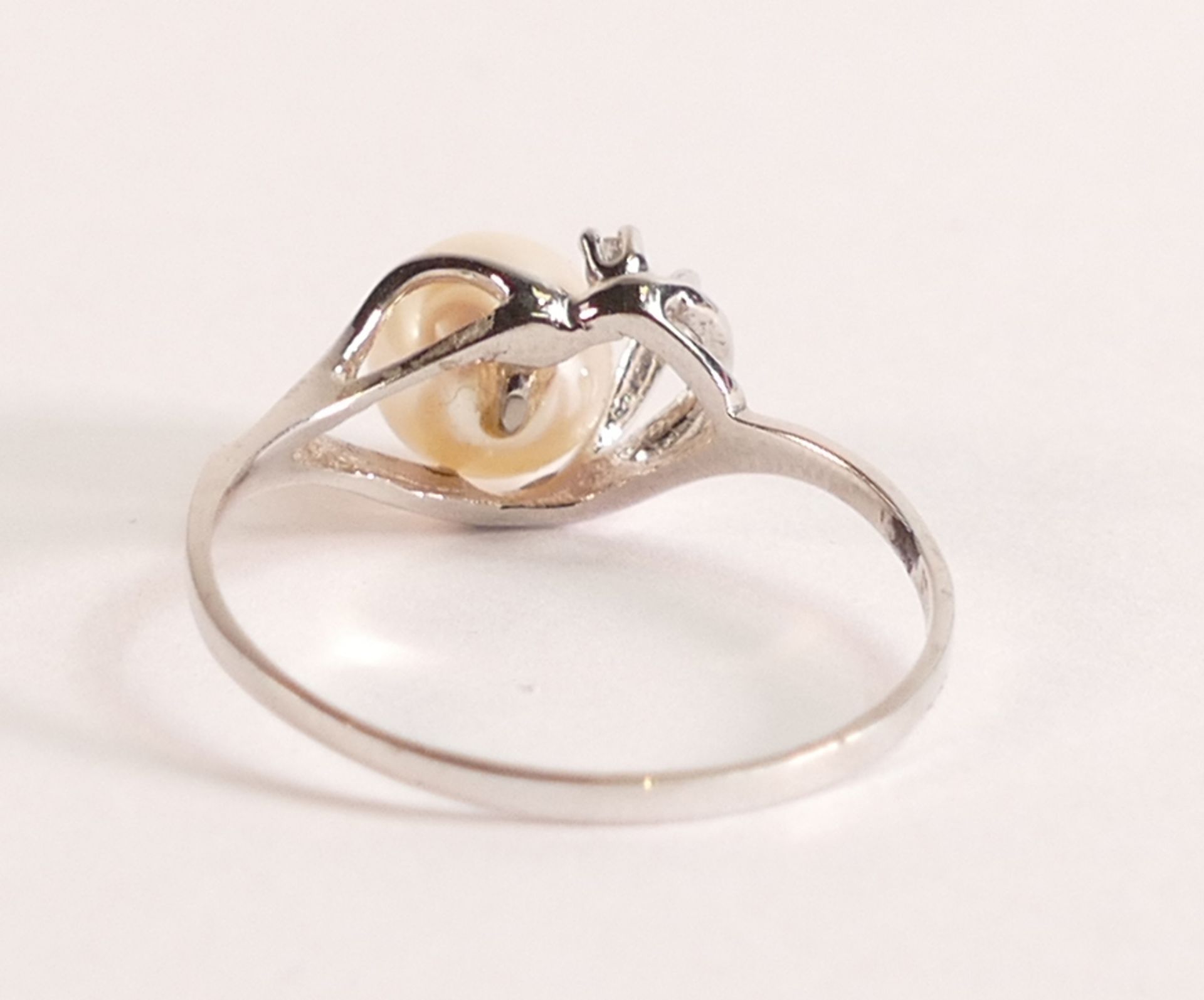 Pearl & Diamond Ring in 9ct White Gold - 1.6g. A skilfully sculpted band supports a freshwater pearl - Image 3 of 3